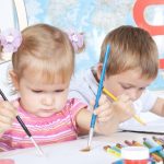 Niños dibujando en una escuela Montessori